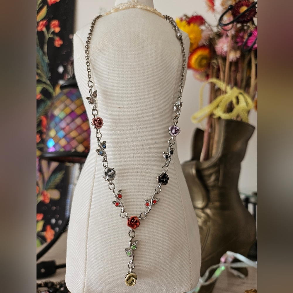 Rose Detail Silver Tone Neclace Pre-owned New Condition♡